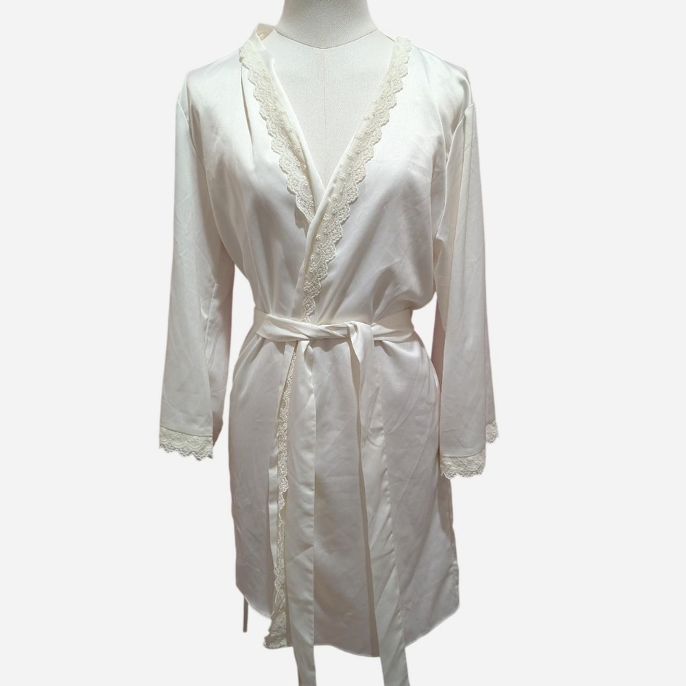 White Satin-like Flora Nikrooz Lace Trim Robe (XS/S)‼️Open to Offers
